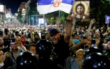Des policiers anti-émeutes face à des manifestants hostiles au gouvernement à Belgrade le 15 août 2025 