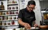 Le chef colombien Rodrigo Pazos prépare un plat à base de farine de coca dans un restaurant de Bogota, le 23 août 2022