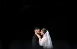 Un couple de jeunes mariés à Kiev, le 23 juillet 2022