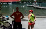 Des sauveteurs surveillent les baigneurs sur la plage municipale du Bourget-du-Lac, , en Savoie, le 8 août 2025