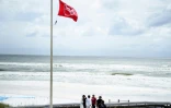 Drapeau rouge sur Santa Rosa Beach, en Floride, le 9 octobre 2018