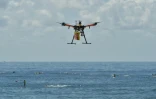 Un drone utilisé pour la surveillance des requins au large de la plage de Bilgola au nord de Sydney le 10 décembre 2017