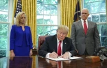 La ministre à la Sécurité intérieure Kirstjen Nielsen et le vice-président Mike Pence regardent le président Donald Trump signant le décret qui met fin à la séparation des familles à la frontière avec le Mexique
