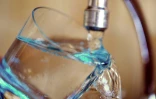 Dans l'eau potable, une directive impose depuis janvier un seuil maximum de 0,1 microgramme par litre pour la concentration additionnée de 20 PFAS (dont PFOA, PFOS, PFHxS) considérés comme "préoccupants pour les eaux destinées à la consommation humaine"