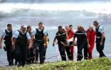 Les sauveteurs et les gendarmes portent le corps du jeune bodyboarder, mort à la suite d'une attaque de requin, le 29 avril 2017 à Saint-Leu, sur l'île de l'île de La Réunion
