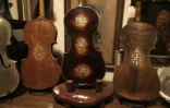Des violons restaurés ayant appartenu à des victimes de la Shoah, photographiés le 15 juillet 2016 dans l'atelier du luthier Amnon Weinstein à Tel Aviv