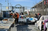 Des habitants chaudement vêtus sur un marché de la ville chinoise de Baoding, dans le district de Xushui à une centaine de kilomètres de Pékin, où les autorités ont ordonné  de remplacer les poêles à charbon par des systèmes électriques ou au gaz, le 7 janvier 2026