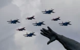 Des chasseurs russes Sukhoi Su-30 dans le ciel de Moscou pendant la répétition générale du défilé du Jour de la Victoire, le 7 mai 2025