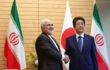 Le ministre iranien des Affaires étrangères, Mohammad Javad Zarif (G) et le Premier ministre japonais Shinzo Abe le 16 mai 2019 à Tokyo