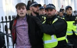 La police arrête un manifestant près d'une marche pro-palestinienne assortie d'une contre-manifestation nationaliste, à Londres, le 11 novembre 2023