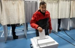 Le Premier ministre du Groenland, candidat du parti Inuit Ataqatigii (IA), Mute Bourup Egede, vote à Nuuk, la capitale de l'île le 11 mars 2025 