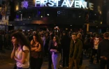 Les fans de Prince lui rendent hommage, le 22 avril 2016 à Minneapolis, devant le club où le chanteur avait commencé sa carrière