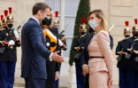 Emmanuel Macron salue l'épouse du président ukrainien Volodymyr Zelensky, Olena Zelenska, à son arrivée à l'Élysée à Paris, le 16 avril 2021