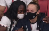 La judoka française Clarisse Agbegnenou (g) réconforte sa compatriote Margaux Pinot malheureuse lors des Jeux de Tokyo, le 28 juillet 2021