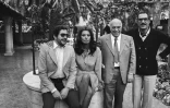 (g-d) Le réalisateur italien Ettore Scola, Sophia Loren, Carlo Ponti et Nino Manfredi, le 20 mai 1977 au Festival de Cannes