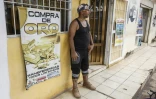 Un mineur devant une boutique d'achat d'or dans la ville minière d'El Dorado, dans l'Etat de Bolivar, le 24 mai 2025 au Venezuela