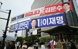 Des banderoles montrant Kim Moon-soo, le candidat à la présidence du Parti du Pouvoir au peuple (en haut, en rouge), et Lee Jae-myung, le candidat à la présidence du Parti démocrate (en bleu), quelques jours avant l'élection présidentielle du 3 juin à Séoul, le 31 mai 2025