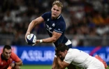 L'ailier écossais Duhan van der Merwe plaqué par le demi de mêlée français Antoine Dupont, le 12 août 2023 à Saint-Etienne  