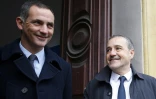 Les candidats du parti Corse Libre Gilles Simeoni (g) et Jean Guy Talamoni (d) après avoir voté à Bastia le 3 décembre 2017