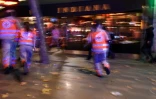 Des membres de la Croix-Rouge courent après avoir entendu des déflagrations près de la place de la République à Paris, le 13 novembre 2015