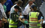 L'entraîneur d'Ana Ivanovic, Nigel Sears, évacué sur une civière après un malaise lors de l'Open d'Australie, le 23 janvier 2016 à Melbourne 