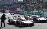 Le directeur des 24 Heures du Mans,  Patrick Morisseau agite le drapeau à damiers, après la victoire de la Toyota n°7, pilotée par le Japonais Kamui Kobayashi, devant l'autre Toyota  n°8, pilotée par le Japonais Kazuki Nakajima, le 22 août 2021 
