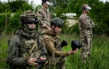 Des militaires pilotent un drone FPV lors du premier "challenge international" de drones militaires à Semoutiers-Montsaon, le 20 mai 2026 en Haute-Marne