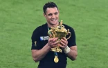 L'ouvreur néo-zélandais Dan Carter tient la coupe Webb Ellis à l'issue de la finale du mondial de rugby remportée par les All Blacks contre l'Australie, le 31 octobre 2015, au stade de Twickenham, dans le sud-ouest de Londres