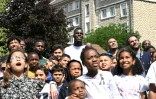 Le gardien de but français de Chelsea, Edouard Mendy (D) rencontre des élèves de l'école primaire Diderot tout en apportant son soutien financier à PowerZ, un jeu vidéo éducatif gratuit, à Drancy, dans la banlieue nord de Paris, le 11 juin 2022