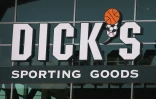 Le PDG de Dick's Sporting Goods a déclaré que son entreprise ne vendrait plus de fusils d'assaut semi-automatiques