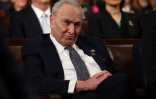Le chef de la minorité démocrate au Sénat américain, Chuck Schumer, écoute le discours de Donald Trump au Congrès, à Washington, le 4 mars 2025