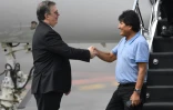 Le ministre mexicain des Affaires étrangères Marcelo Ebrard accueille l'ex-président bolivien Evo Morales à son arrivée à l'aéroport de Mexico, le 12 novembre 2019
