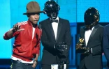 Les Daft Punk et Pharrell Williams le 26 janvier 2014 lors de la cérémonie des 56è GRAMMY Awards. Leur single "Get Lucky" est devenu le tube planétaire de 2013