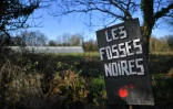 Une pancarte indique l'entrée du lieu-dit "Les Fosses Noires" dans la Zad de Notre-Dame-des-Landres, le 19 janvier 2018 près de Nantes