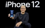 Tim Cook, patron d'Apple, montre le nouvel iPhone 12 Pro, commercialisé en novembre, le 13 octobre 2020 à Cupertino, en Californie