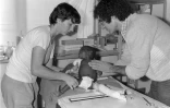 Xavier Emmanuelli et une autre médecin de Médecins sans Frontieres s'occupent d'un petit enfant à N'Djamena, a Tchad, le 1er décembre 1981