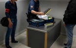 Un douanier fouille la valise d'un voyageur à l'aéroport Lyon-Saint-Exupéry, lors de "l'Opération Colbert" de lutte contre le trafic de tabac, le 1er juin 2023 à Lyon