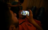 Des jeunes Afghans jouent au jeu vidéo PUBG que les talibans veulent interdire, le 27 mai 2022 à Kaboul