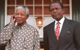 Nelson Mandela (à gauche) avec l'acteur Sidney Poitier (à droite), le 16 mai 1996 à Cape Town