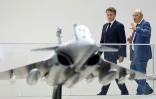 Le PDG de Dassault Aviation Eric Trappier présente au président Emmanuel Macron un modèle de Rafale au salon du Bourget près de Paris, le 20 juin 2025