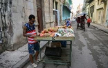 Un vendeur de rue avec un t-shirt à l'effigie du drapeau américain dans une rue de La Havane, le 18 mai 2026