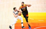 L'intérieur français Rudy Gobert, alors au Utah Jazz, défend sur Luka Doncic des Dallas Mavericks au 1er tour des plays-offs NBA le 28 avril 2022 à Salt Lake City