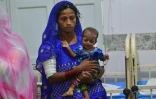 Une mère pakistanaise et son bébé à l'hôpital de Mithi, le 25 mai 2018