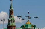 Des hélicoptères militaires russes survolent le Kremlin pendant la parade militaire célébrant la défaite nazie en 1945, le 24 juin 2020