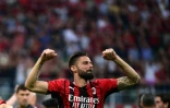 Olivier Giroud, l'attaquant français de l'AC Milan, célèbre la victoire 2-0 de son équipe contre l'Atalanta Bergame, à Milan, le 15 mai 2022