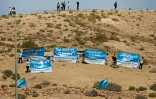 Des militants de mouvements pour la paix palestinien et israélien manifestent le 28 mars 2022 à Sde Boker, dans le sud d'Israël, avec des pancartes portant l'inscription "N'avez-vous pas oublié quelqu'un?", en allusion aux Palestiniens