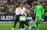 Le défenseur allemand Jerome Boateng sort sur blessure lors de la demi-finale de l'Euro contre la France, le 7 juillet 2016 au Vélodrome de Marseille