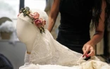 La créatrice, directrice artistique et styliste espagnole Maria Bernad, fondatrice de l'atelier Les Fleurs Studio, travaille sur une pièce réalisée à partir de dentelles anciennes, le 5 mai 2026 à Paris