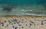 Des touristes sur une plage de Benidorm, en Espagne, le 11 septembre 2025