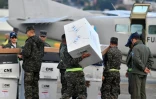 Des membres de l'armée de l'air hondurienne se préparent à transporter du matériel électoral vers Mosquitia, dans le département de Gracias a Dios, à Tegucigalpa, le 24 novembre 2025